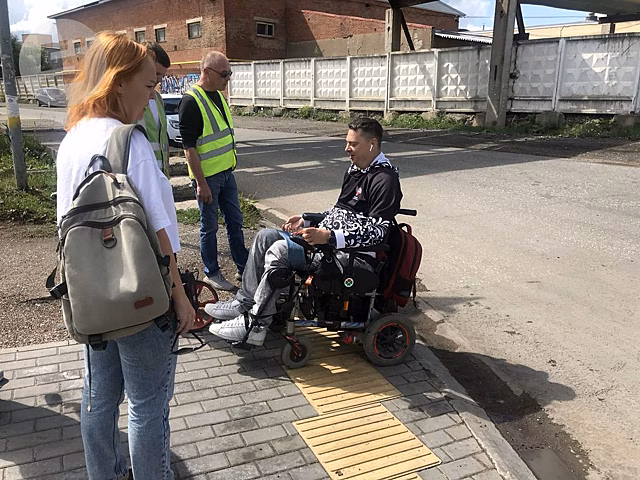 «К подрядчику претензий нет»: общественники проверили результаты ремонта дороги на улице Новоажимова в Ижевске