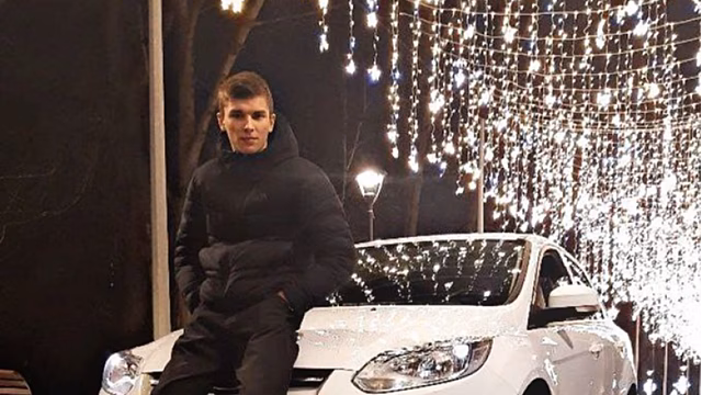 Еще один саратовец сфотографировал свою машину под новогодней иллюминацией «Звездное небо»