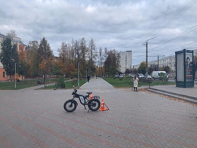 На Октябрьском проспекте мужчина на электровелосипеде сбил женщину-пешехода