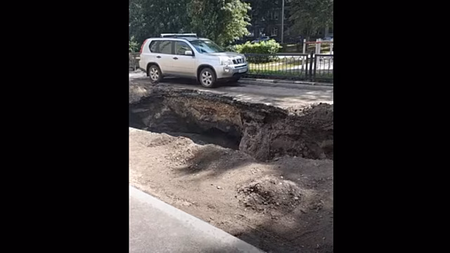 «Портал в Поднебесную». В центре Саратова появилась опасная коммунальная траншея
