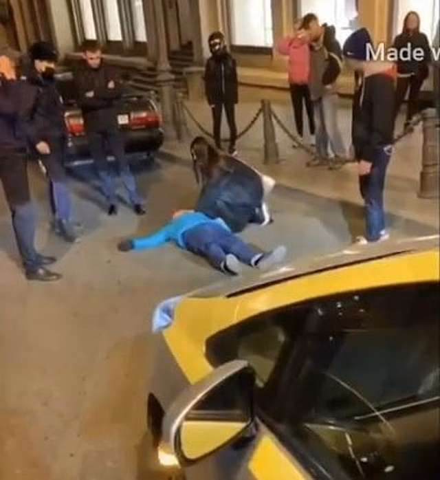 В центре Владивостока на пешеходном переходе таксист сбил девушку