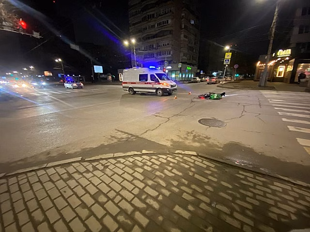 В Ростове в ДТП со &laquo;скорой&raquo; пострадал курьер