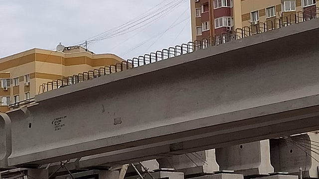 Устройство балок пролетного строения путепровода идет на Октябрьском проспекте в Люберцах
