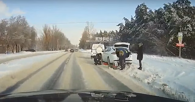 В Кемеровской области сотрудники Госавтоинспекции помогают водителям, оказавшимся из-за непогоды в сложных ситуациях