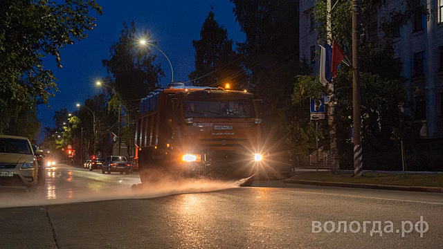 «Зеленстрой» очищает улицы от пыли и грязи
