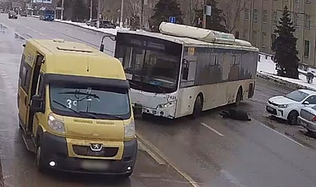 В центре Волгограда автобус при развороте сбил 78-летнюю женщину