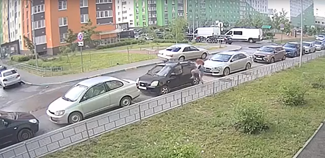 Полиция заинтересовалась женщиной, повредившей автомобили в ЖК «Бурнаковский» в Нижнем Новгороде