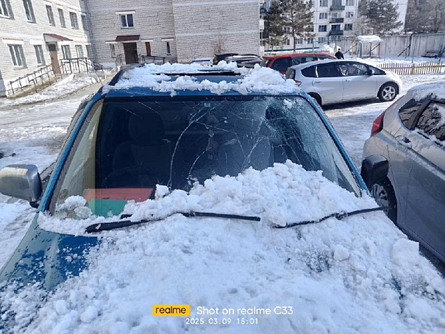 В Шимановске снег с крыши рухнул на автомобиль многодетной семьи и повредил его