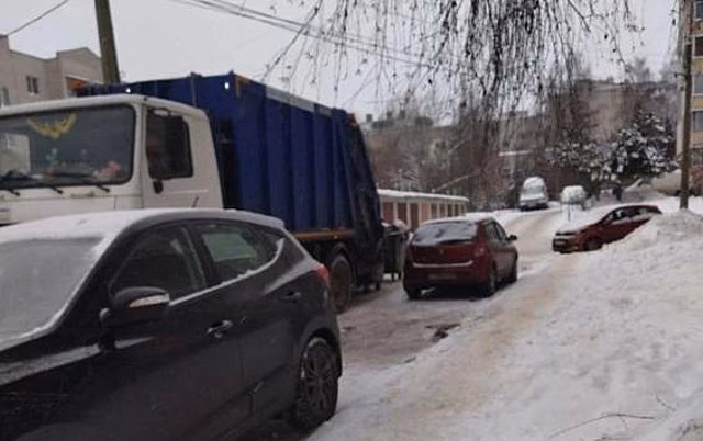 В Курске начали штрафовать водителей за парковку у мусорных контейнеров