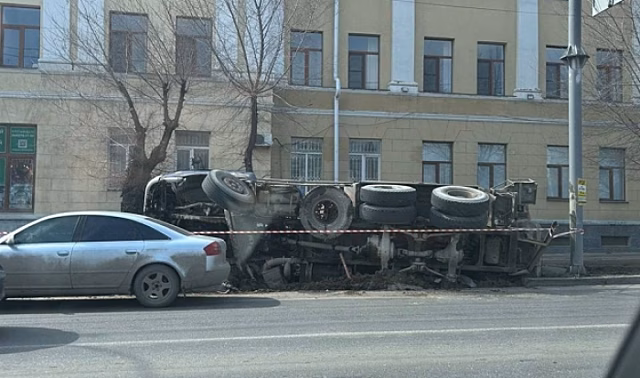 В центре Волгограда опрокинулась огромная бетономешалка