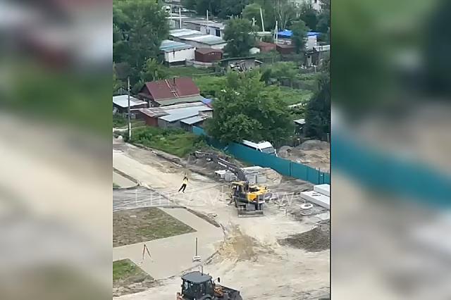 В Свободном заметили рабочих, которые катались на стреле экскаватора