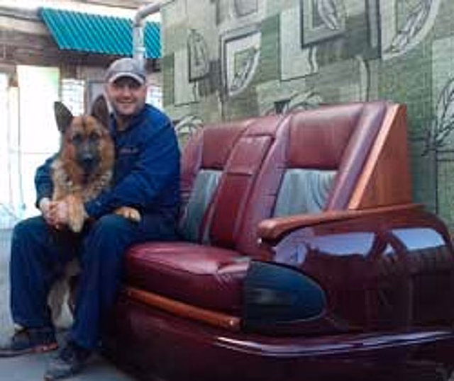 Челябинец смастерил диван из кузова "Волги" и теперь смотрит на нем ЧМ по футболу