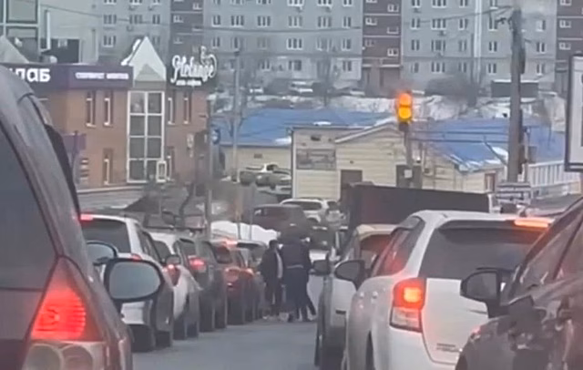 Настоящие разборки произошли во Владивостоке прямо на дороге