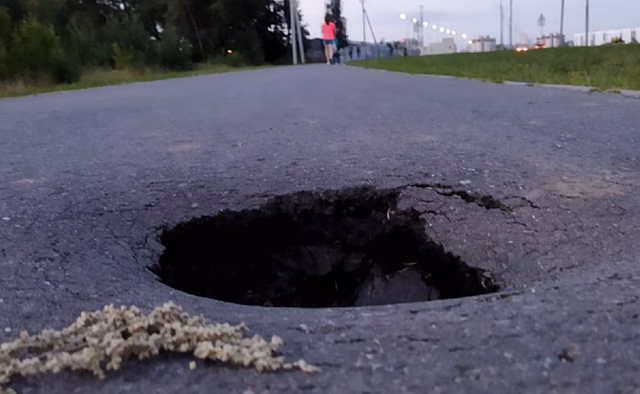 В Курске на проспекте Плевицкой новый провал на тротуаре
