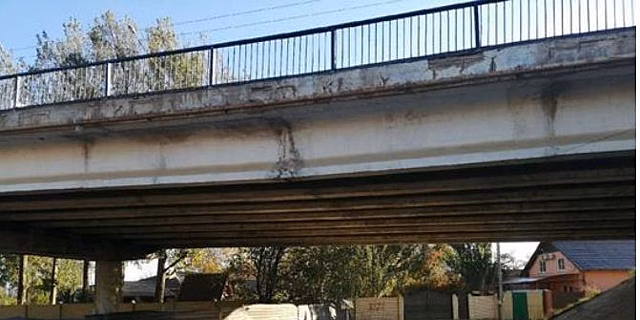 Жители Астрахани сфотографировали трещину в мосту через реку Царев