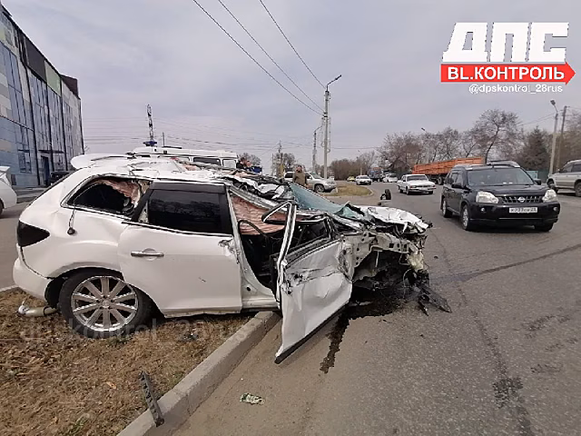 В Благовещенске в жёстком ДТП столкнулись легковушка и грузовик