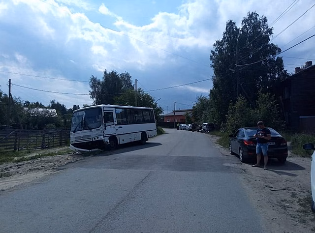 В Петрозаводске молодой водитель маршрутки отвлекся от управления и устроил ДТП