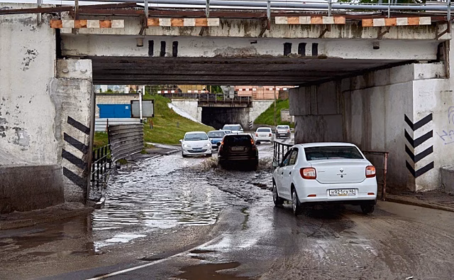 Проблему подтопления мостов в Курске решат с помощью водооткачивающей машины
