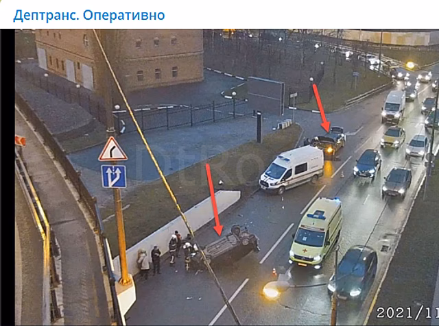 В аварии на Красноказарменной набережной перевернулся автомобиль