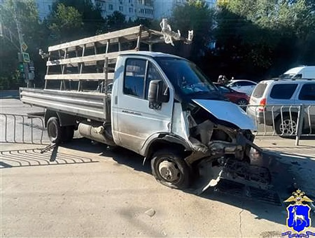 В Самаре госпитализировали женщину на "Калине", в которую врезался грузовик