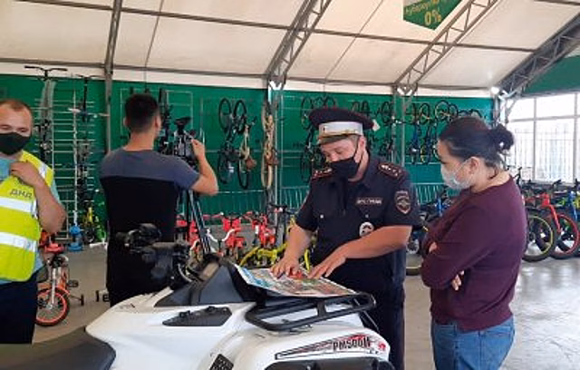 В Бурятии автоинспекторы и дружинники тестируют покупателей велосипедов на знание ПДД