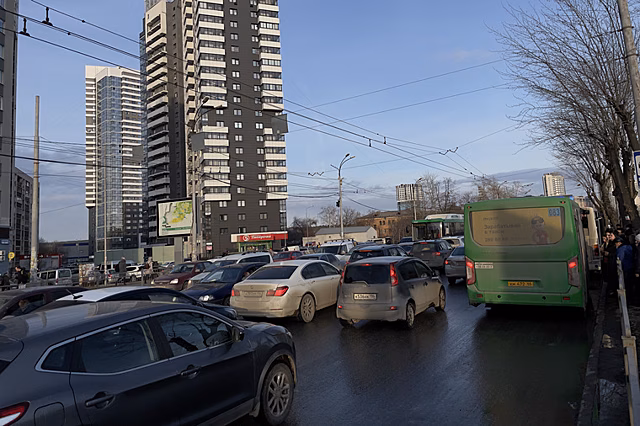 Жители Екатеринбурга застряли в пробке около ТЦ «Золотой»