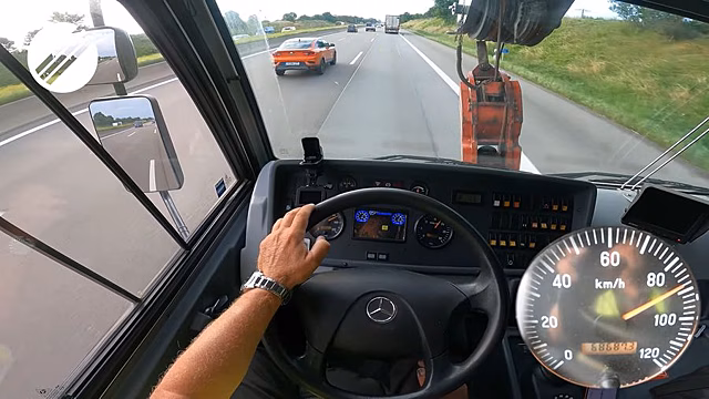Посмотрите, как 60-тонный автокран разгоняется на автобане до максимальной скорости