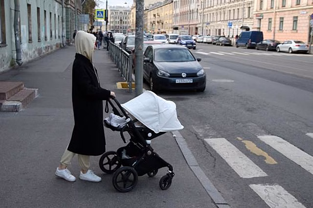 В Твери девочка в одном подгузнике выбежала на автостраду