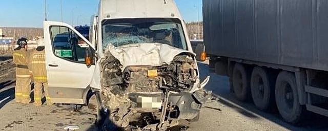 В Челябинской области пассажирский автобус врезался в фуру Scania