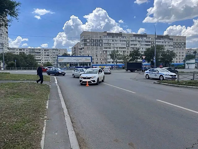 В Оренбурге пенсионерка переходила дорогу в неположенном месте и попала под машину
