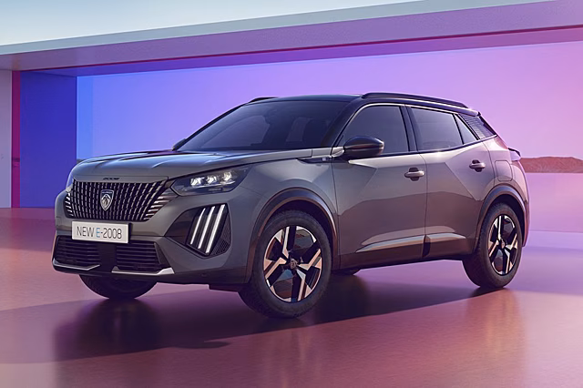 Обновлённый кроссовер Peugeot 2008: фирменные «клыки» заменили тремя полосками