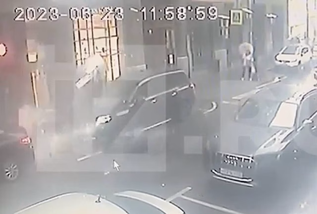 Момент падения бетонной плиты на автомобили в центре Москвы попал на видео