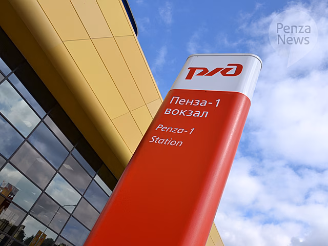На пешеходных переходах через железнодорожные пути начали устанавливать новые ограждения