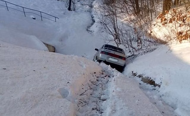 В Железногорском районе Курской области «десятка» съехала в кювет