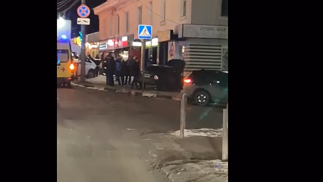 После столкновения с BMW саратовец на «Приоре» протаранил дом. Пассажир в больнице