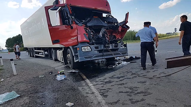 «По кабине будто ударили кулаком»: появилось видео с места столкновения Mercedes и КАМАЗа на М-5