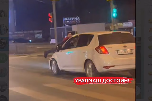 В Екатеринбурге после ДТП с коммунальной машиной ее водителя провезли на капоте по Космонавтов