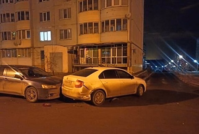 Ночью в Саратове автомобилист врезался в 3 машины и скрылся после массового ДТП