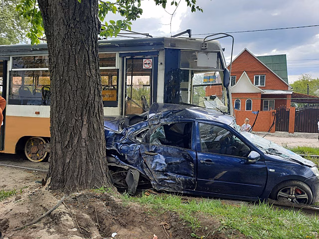 В Курске Lada Granta столкнулась с трамваем