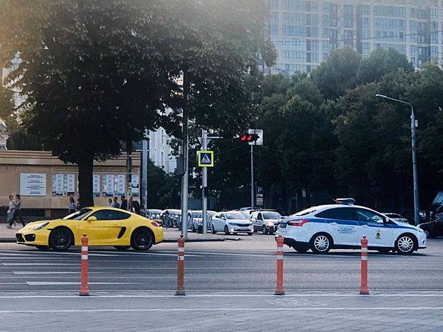 «Хотели посмотреть на реакцию людей»: Продавцы арбузов на Porsche в Краснодаре снимали социальный ролик