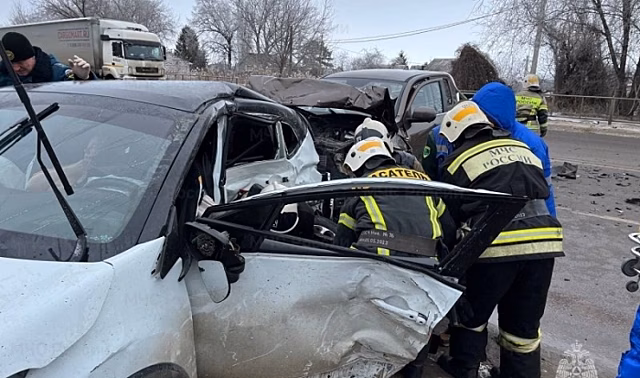 В Волгограде после ДТП в покореженной машине оказались зажаты два человека