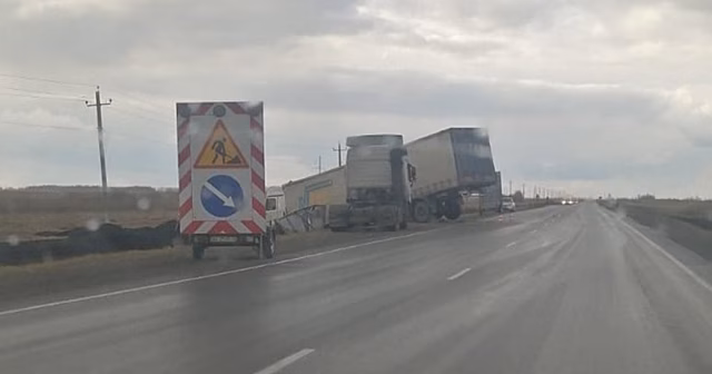 Разбитый грузовик уже два дня стоит возле Ялуторовска