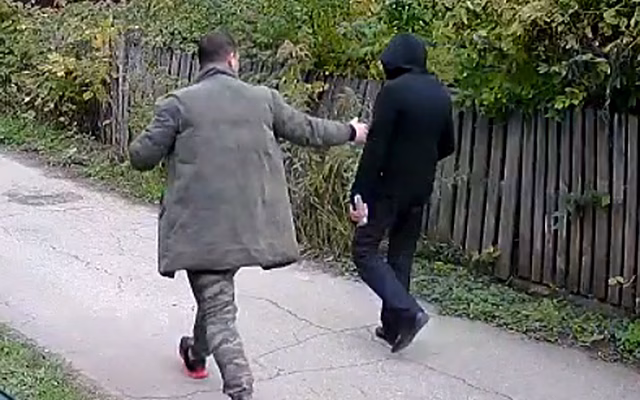 В частном секторе Рязани неадекватный молодой человек устроил танцы и приставал к прохожим