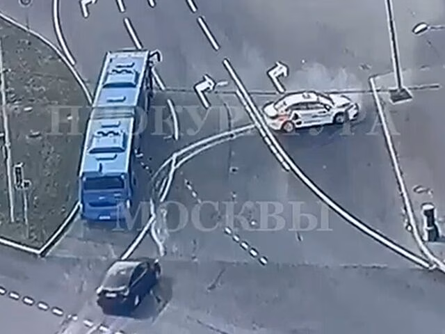 Водитель каршеринга влетел в автобус в Москве и сбежал с места ДТП