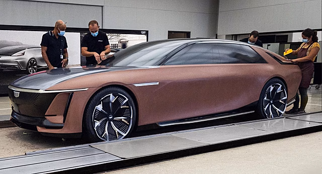 Компания General Motors показала изсменения дизайна Cadillac Celestiq на протяжении многих лет