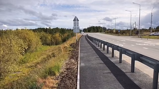 На подъезде к паромной переправе Салехард — Лабытнанги завершили устройство тротуара. ФОТО
