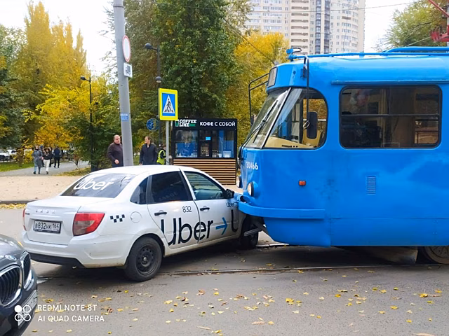 В центре Саратова трамвай протаранил такси