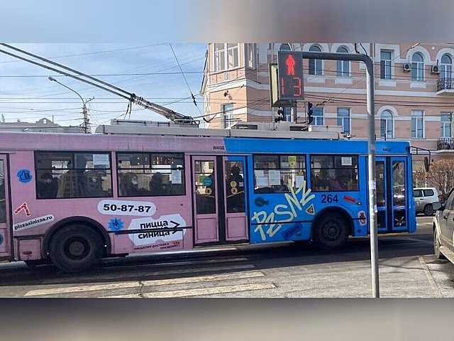 Движение на ул. Ленина в Чите оказалось затруднено из-за ДТП с троллейбусом