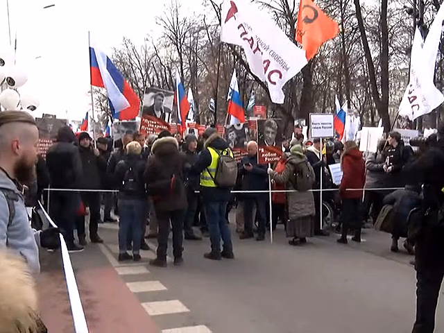 Корреспондент "МБХ медиа" спросил активиста о сборе денег. "Россия 1" выдала ответ за число участников марша Немцова