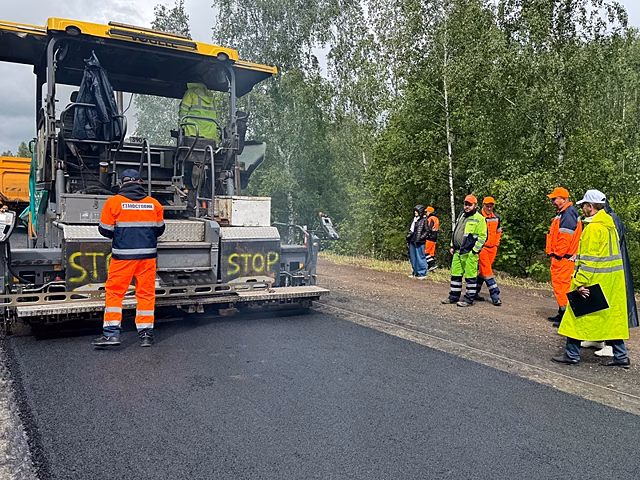 В Пензенской области определили лучшего машиниста асфальтоукладчика